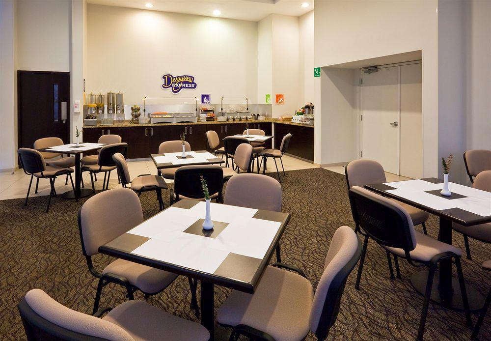 Holiday Inn Express Guadalajara Iteso By Ihg Zapopan Restaurant photo